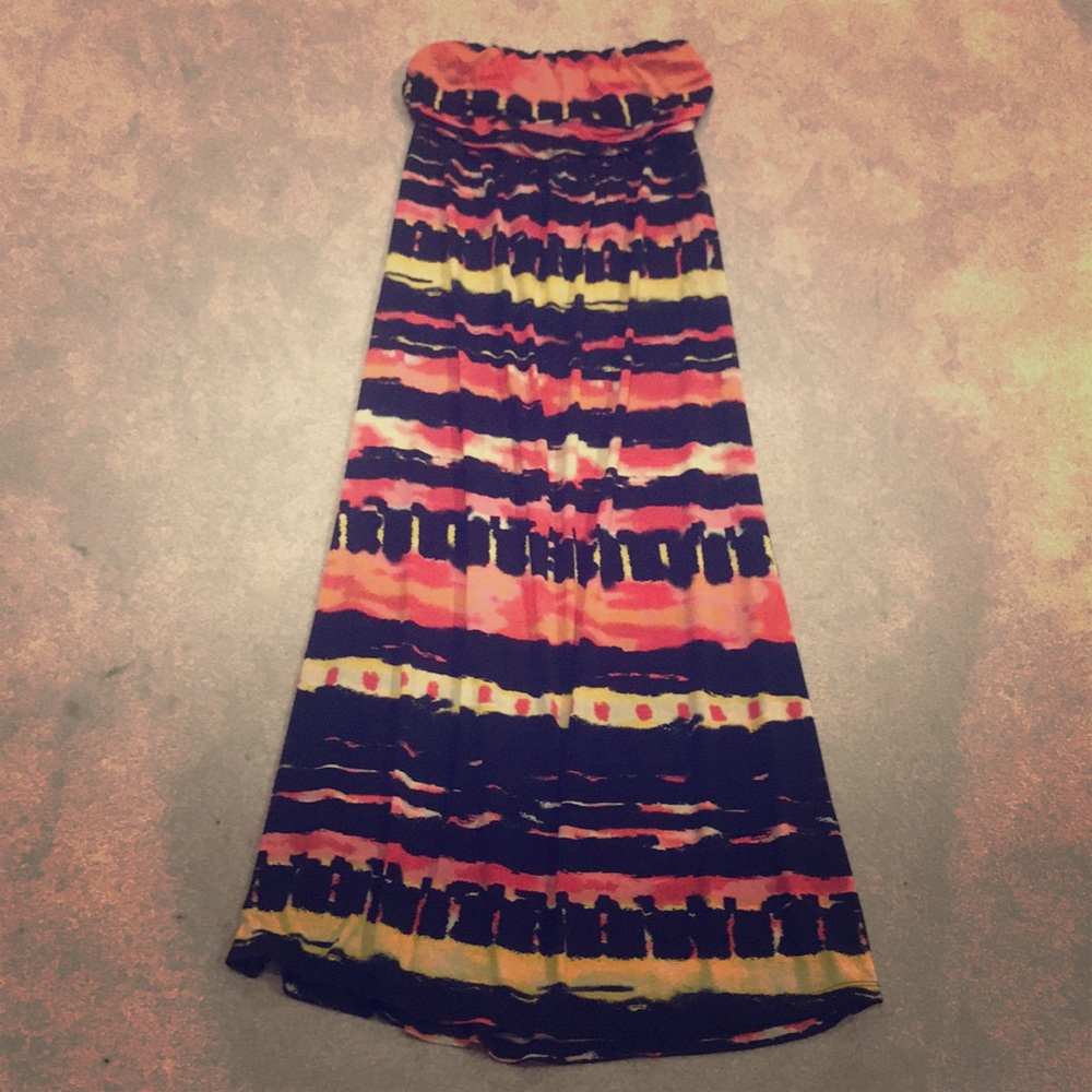 Colorful maxi dress with cute back design!